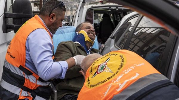 مستوطنون إسرائيليون يعتدون بالضرب على مصو ر لفرانس برس في الضفة الغربية