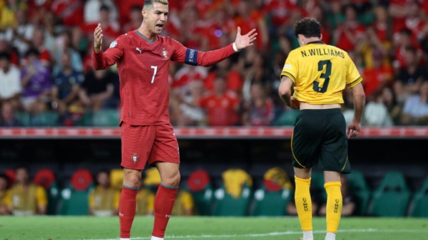 رونالدو يفتح باب العودة إلى المنتخب البرتغالي ويعتذر عن مغادرة معسكره رونالدو يفتح باب العودة إلى المنتخب البرتغالي ويعتذر عن مغادرة معسكره