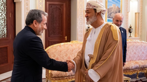 تباين في مواقف الولايات المتحدة وإيران بشأن مضيق هرمز والملف النووي