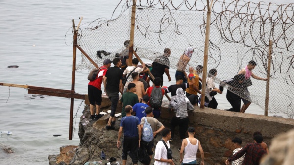 40 ألف مهاجر يعبرون الحدود بين المغرب وجيب سبتة الإسباني خلال أيام 40 ألف مهاجر يعبرون الحدود بين المغرب وجيب سبتة الإسباني خلال أيام