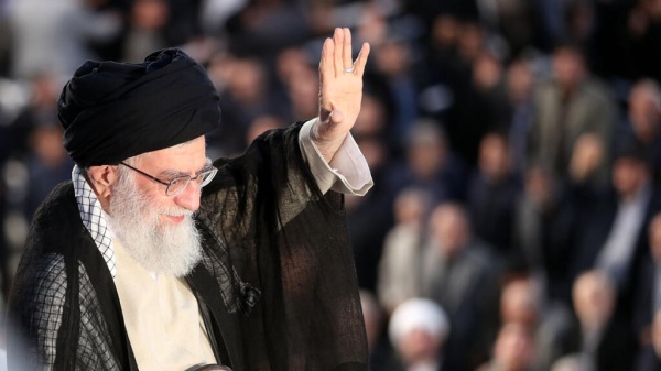 حشود كبيرة تشارك في صلاة على جثمان خامنئي الأحد في طهران حشود كبيرة تشارك في صلاة على جثمان خامنئي الأحد في طهران