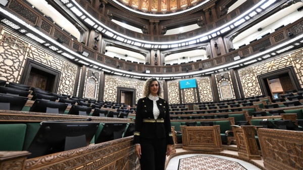 ممثلة وأكاديمية وروائية ومنق بة في أول برلمان سوري بعد سقوط الأسد ممثلة وأكاديمية وروائية ومنق بة في أول برلمان سوري بعد سقوط الأسد
