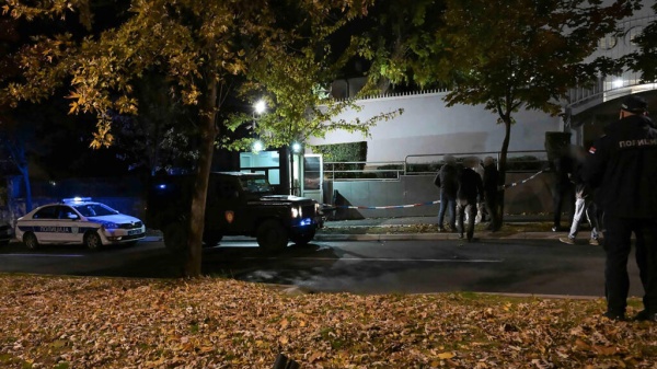 شرطي صربي يقتل قاصرا هاجمه بسكينين أمام السفارة الإسرائيلية في بلغراد شرطي صربي يقتل قاصرا هاجمه بسكينين أمام السفارة الإسرائيلية في بلغراد