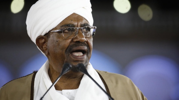 عمر البشير يطلب تلقي العلاج خارج السودان عمر البشير يطلب تلقي العلاج خارج السودان