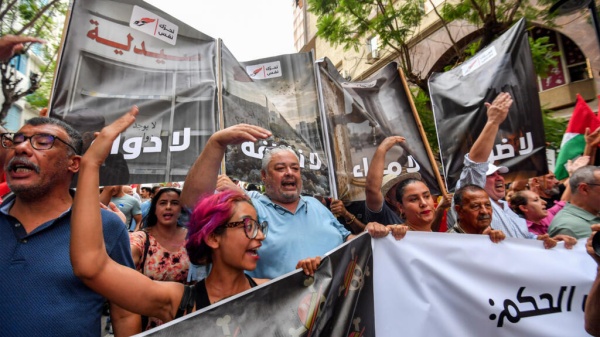 تونس احتجاجات ضد السلطة وتردي الظروف المعيشة بالتزامن مع موجة حر وانقطاع المياه والكهرباء