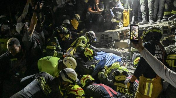 انتشال ناجية من بين الأنقاض بعد الزلزال في كولومبيا وخفض الحصيلة انتشال ناجية من بين الأنقاض بعد الزلزال في كولومبيا وخفض الحصيلة