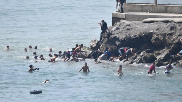 أكثر من 1500 مهاجر يصلون إلى سبتة من المغرب وسط تحذيرات من أزمة إنسانية أكثر من 1500 مهاجر يصلون إلى سبتة من المغرب وسط تحذيرات من أزمة إنسانية