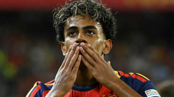 دوري الأمم الأوروبية دي لا فوينتي يشيد بجمال ي سخ ر عبقريته لخدمة اللعب الجماعي