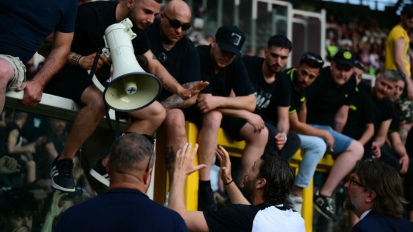 بطولة إيطاليا إيقاف جماهير يوفنتوس وتورينو عشر مباريات خارج الديار بعد أحداث الديربي وسائل إعلام بطولة إيطاليا إيقاف جماهير يوفنتوس وتورينو عشر مباريات خارج الديار بعد أحداث الديربي وسائل إعلام