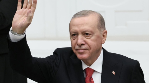 رئيس بلدية إزمير معقل المعارضة ينضم إلى حزب إردوغان في مكسب رمزي رئيس بلدية إزمير معقل المعارضة ينضم إلى حزب إردوغان في مكسب رمزي
