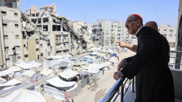 بطريرك القدس للاتين يتعهد بعدم التخلي عن مسيحيي غزة بطريرك القدس للاتين يتعهد بعدم التخلي عن مسيحيي غزة