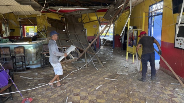 سكان بنما يبدأون بإزالة مخلفات زلزال أثار الذعر وتسبب بأضرار واسعة سكان بنما يبدأون بإزالة مخلفات زلزال أثار الذعر وتسبب بأضرار واسعة