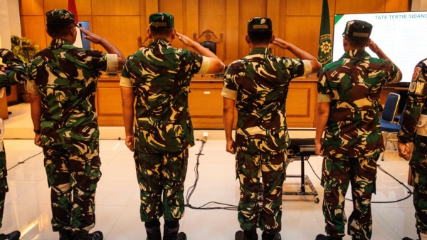 محكمة عسكرية أندونيسية تقضي بسجن جنود دينوا بهجوم بالحمض على ناشط