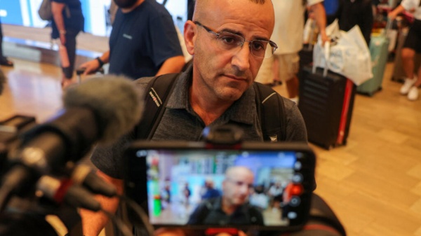 فلسطيني أميركي يخشى العودة إلى منزله الذي يحاصره مستوطنون بالضفة الغربية فلسطيني أميركي يخشى العودة إلى منزله الذي يحاصره مستوطنون بالضفة الغربية