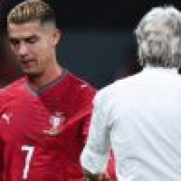رونالدو يخرج عن صمته ويكشف ملابسات خلافه مع جيسوس ومغادرته معسكر منتخب بلاده رونالدو يخرج عن صمته ويكشف ملابسات خلافه مع جيسوس ومغادرته معسكر منتخب بلاده