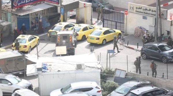 الاحتلال يقتحم ساحة مجمع فلسطين الطبي ويطلق قنابل الغاز في محيط التشريعي الاحتلال يقتحم ساحة مجمع فلسطين الطبي ويطلق قنابل الغاز في محيط التشريعي