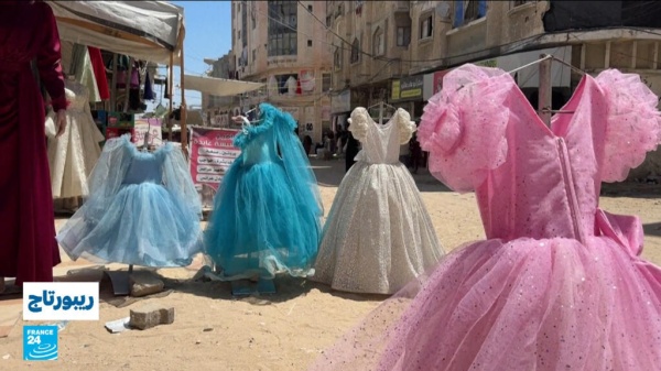 خياط غزي يصنع المعجزة فساتين نسجت من تحت الأنقاض تحمل رسالة إصرار وأمل