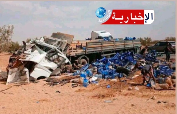 بالصور انقلاب شاحنة ثقيلة محملة بالمياه المعدنية بهذه الطريق