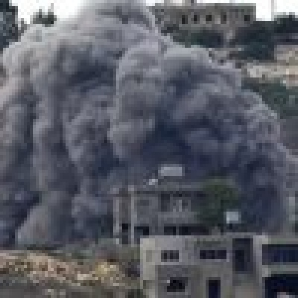 غارات إسرائيلية عنيفة على الجنوب اللبناني تهدم العديد من المباني السكنية وت سقط عشرات الضحايا بين قتيل ومصاب