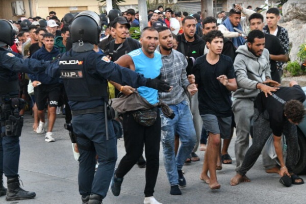 نقل مهاجرين إلى ميناء سبتة المحتلة يتحول إلى تدافع وتدخل أمني نقل مهاجرين إلى ميناء سبتة المحتلة يتحول إلى تدافع وتدخل أمني