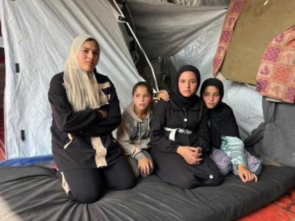 أثقل من العمر طفلة تعيل أسرتها أثقل من العمر طفلة تعيل أسرتها