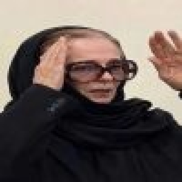 الفنانة المصرية نجلاء فتحي تتلقى التعازي في وفاة ابنتها
