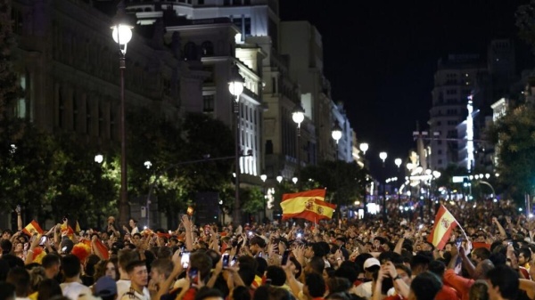 احتفالات في شوراع مدريد بتتويج إسبانيا بكأس العالم للمرة الثانية في تاريخها احتفالات في شوراع مدريد بتتويج إسبانيا بكأس العالم للمرة الثانية في تاريخها