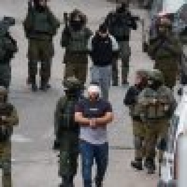 تخللها اقتحام المنازل وتخريب محتوياتها قوات الاحتلال الإسرائيلي تعتقل أكثر من 80 فلسطيني ا من الضفة الغربية تخللها اقتحام المنازل وتخريب محتوياتها قوات الاحتلال الإسرائيلي تعتقل أكثر من 80 فلسطيني ا من الضفة الغربية