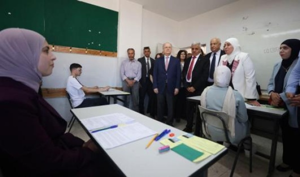 رئيس الوزراء يطلق امتحان الثانوية العامة من قريتي المغير وأبو فلاح