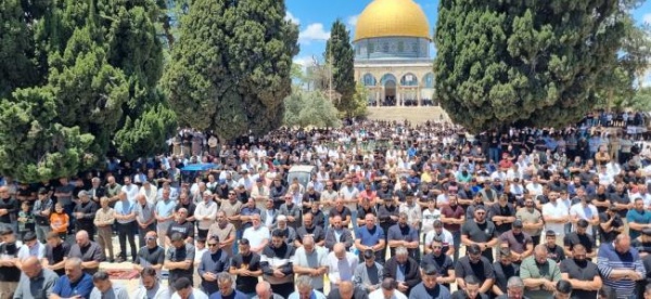 50 ألفا يؤدون صلاة الجمعة في المسجد الأقصى 50 ألفا يؤدون صلاة الجمعة في المسجد الأقصى