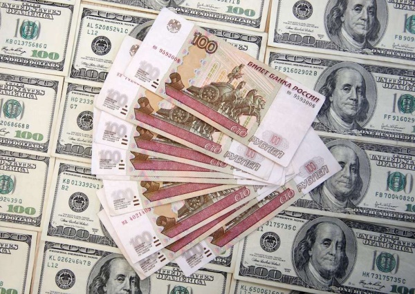 الروبل الروسي ينخفض إلى أدنى مستوى في 3 أسابيع مقابل الدولار