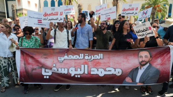 تونس صحافيون يحتجون للمطالبة بالإفراج عن زميلهم الموقوف محمد اليوسفي
