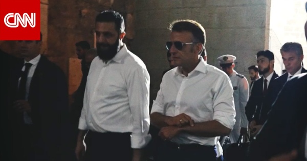 بعيدا عن الرسميات ماكرون ينشر فيديو مع أحمد الشرع بقمصان مطوية الاكمام بجولة في دمشق بعيدا عن الرسميات ماكرون ينشر فيديو مع أحمد الشرع بقمصان مطوية الاكمام بجولة في دمشق