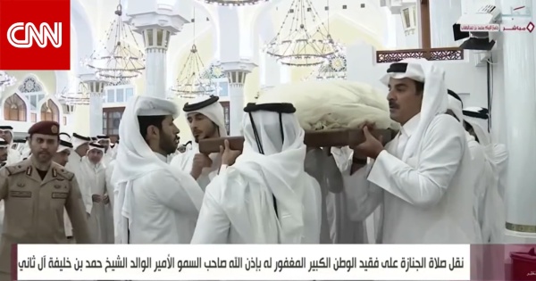 أمير قطر يحمل جثمان الأمير الوالد حمد بن خليفة خلال مراسم تشييعه بالدوحة