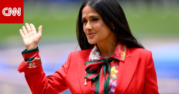 سلمى حايك تتألق بالأحمر الناري وترفع كأس الفيفا في افتتاح كأس العالم 2026 سلمى حايك تتألق بالأحمر الناري وترفع كأس الفيفا في افتتاح كأس العالم 2026