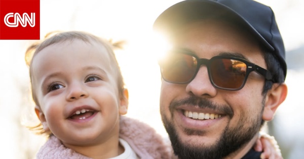 بصورة مع ابنته الملكة رانيا تهنئ الأمير الحسين بعيد ميلاده الـ 32