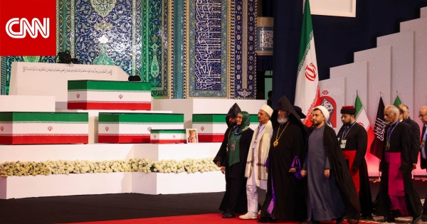 نقل نعش خامنئي إلى مصلى طهران الكبير في بداية مراسم الجنازة نقل نعش خامنئي إلى مصلى طهران الكبير في بداية مراسم الجنازة