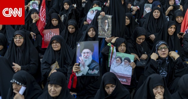 آلاف الإيرانيين يلقون نظرة الوداع الأخيرة على جثمان خامنئي آلاف الإيرانيين يلقون نظرة الوداع الأخيرة على جثمان خامنئي
