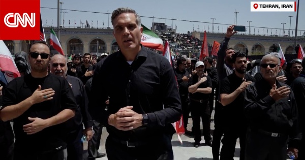 دموع وهتافات في وداع خامنئي شاهد ما وثقته cnn من قلب طهران دموع وهتافات في وداع خامنئي شاهد ما وثقته cnn من قلب طهران