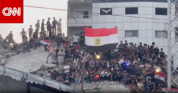 من بين المباني المدمرة فلسطينيون يهتفون لمصر أثناء المواجهة مع الأرجنتين من بين المباني المدمرة فلسطينيون يهتفون لمصر أثناء المواجهة مع الأرجنتين