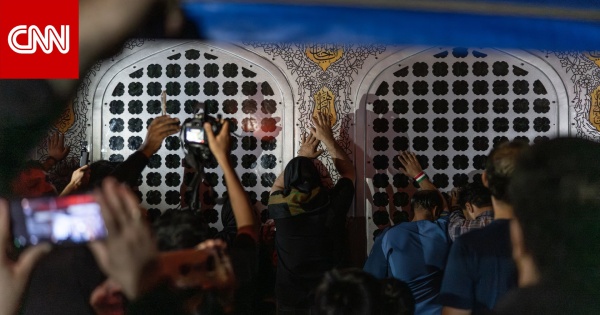 إيران تدفن علي خامنئي في مشهد هل ظهر خليفته خلال مراسم التشييع إيران تدفن علي خامنئي في مشهد هل ظهر خليفته خلال مراسم التشييع