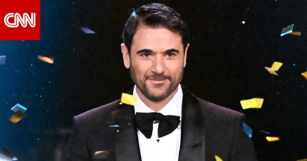 ظهر بالجلابية فريق مسلسل الأمير يحتفل بعيد ميلاد أحمد عز ظهر بالجلابية فريق مسلسل الأمير يحتفل بعيد ميلاد أحمد عز