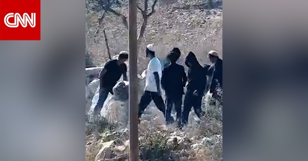 مستوطنون إسرائيليون يحاصرون منازل فلسطينية شاهد ما رصده مراسلنا مستوطنون إسرائيليون يحاصرون منازل فلسطينية شاهد ما رصده مراسلنا