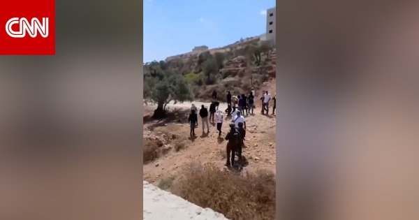 مستوطنون إسرائيليون يحاصرون منزل ا فلسطيني ا قبل مهاجمته