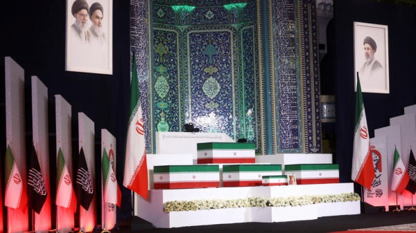 إيران مسؤولون محليون ووفود أجنبية يحي ون نعش خامنئي قبل مراسم التشييع إيران مسؤولون محليون ووفود أجنبية يحي ون نعش خامنئي قبل مراسم التشييع