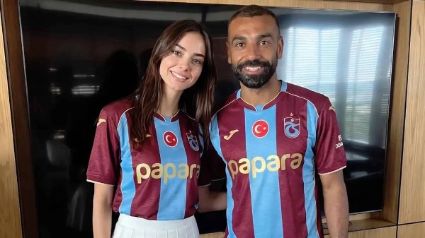 من هي إيشان أكسوي التي ظهرت مع محمد صلاح بقميص طرابزون من هي إيشان أكسوي التي ظهرت مع محمد صلاح بقميص طرابزون