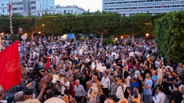 تونس مظاهرة ضد الرئيس قيس سعي د للتنديد بانقطاع الماء والكهرباء تونس مظاهرة ضد الرئيس قيس سعي د للتنديد بانقطاع الماء والكهرباء