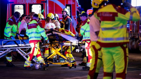 ألمانيا قتيل و15 مصابا خلال مسيرة للمثليين في برلين والشرطة ترجح صدمهم بسيارة ألمانيا قتيل و15 مصابا خلال مسيرة للمثليين في برلين والشرطة ترجح صدمهم بسيارة