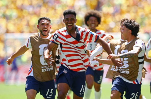 الولايات المتحدة تهزم أستراليا 2 0 وتتأهل إلى الأدوار الإقصائية في كأس العالم