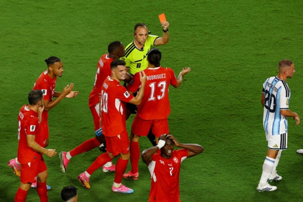 ما يجب معرفته عن القواعد والتكنولوجيا الجديدة وراء الدعوات الأكثر إثارة للجدل في كأس العالم